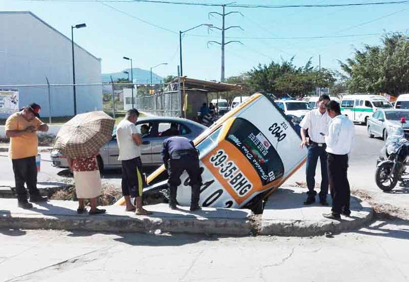 Veloz taxista cayó a un canal | El Imparcial de Oaxaca