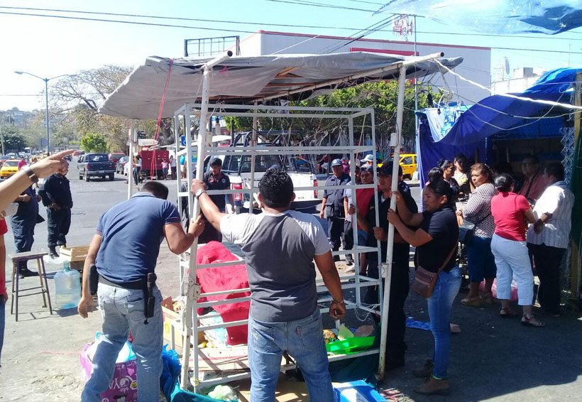 Desalojan a comerciantes de Salina Cruz; no definen su reubicación