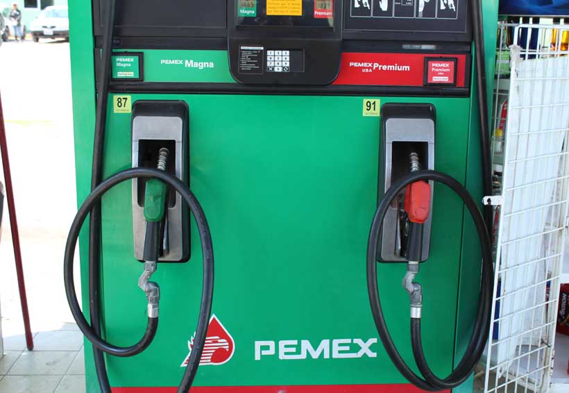 Impuestos casi  igualan costo  de las gasolinas