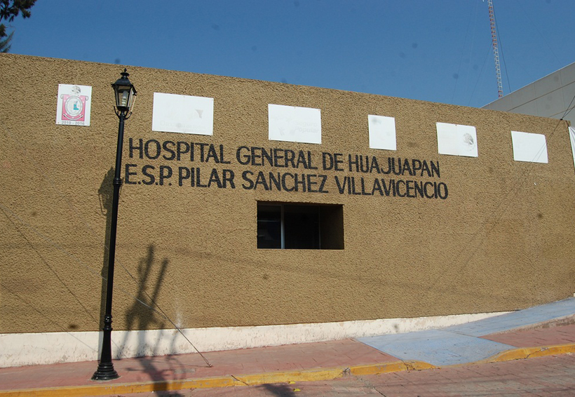 Inician paro de labores, trabajadores de salud de Huajuapan de León, Oaxaca
