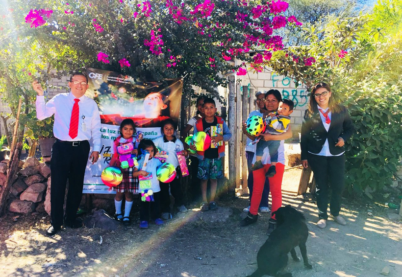 La CFE entrega juguetes a la  población infantil de Huajuapan de León, Oaxaca