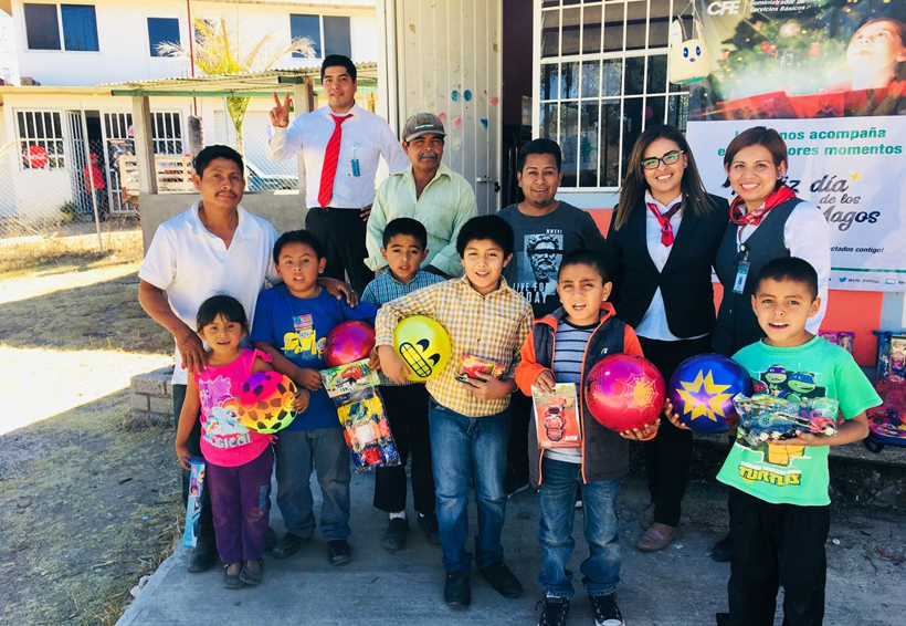 La CFE entrega juguetes a la  población infantil de Huajuapan de León, Oaxaca