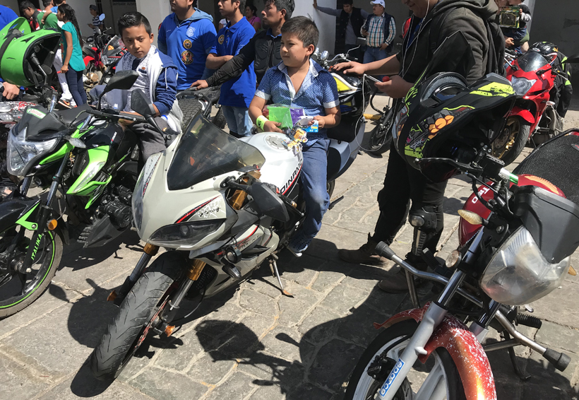 Motociclistas regalan  juguetes en Juchitán, Oaxaca