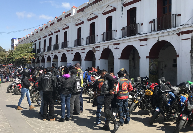 Motociclistas regalan  juguetes en Juchitán, Oaxaca