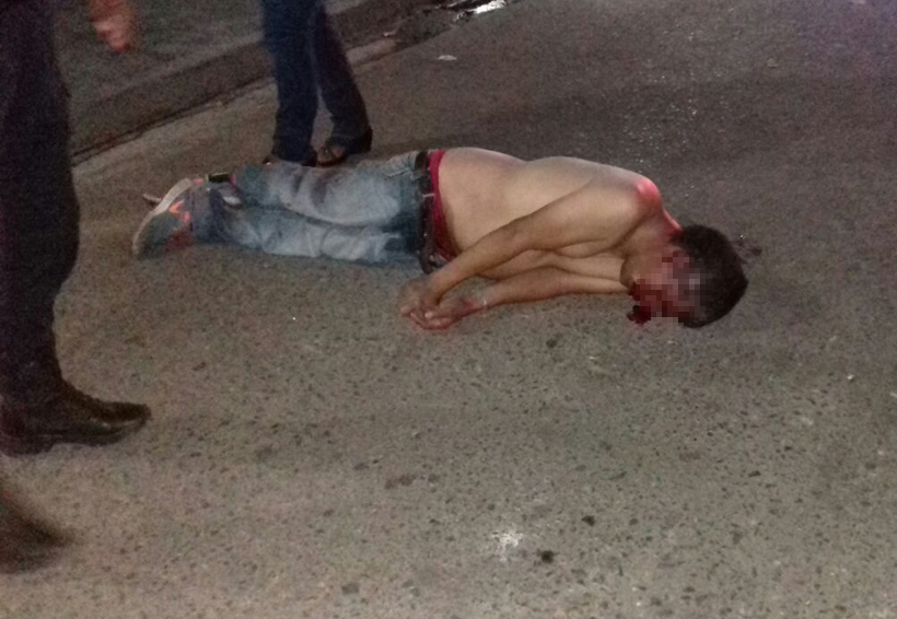 Sujeto es golpeado por sus amigos de parranda en el centro de la ciudad de Oaxaca