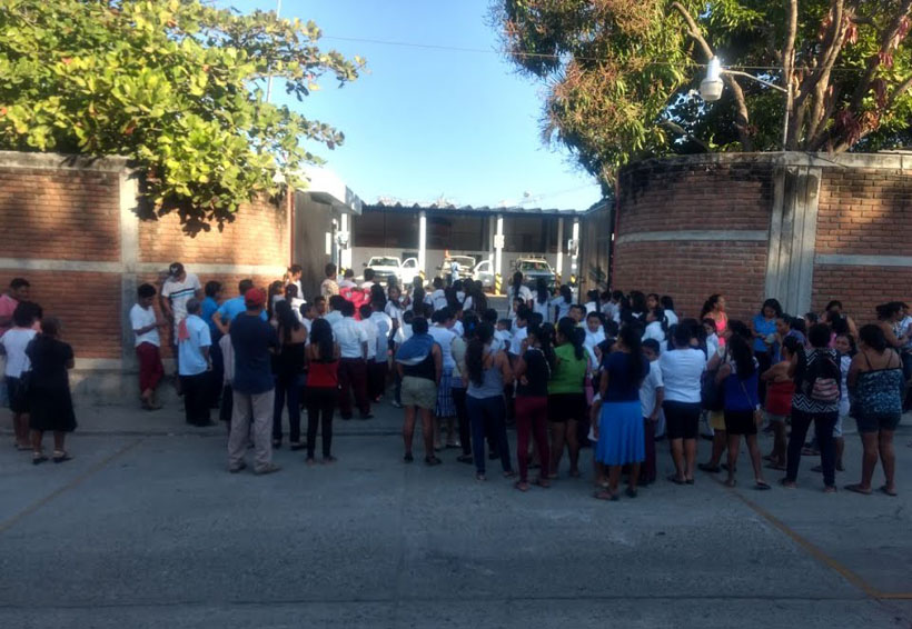 Padres de familia y alumnos de Puerto Escondido se  manifiestan en oficinas de CFE