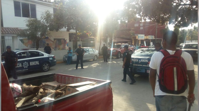 Denuncian acoso de policías en protesta