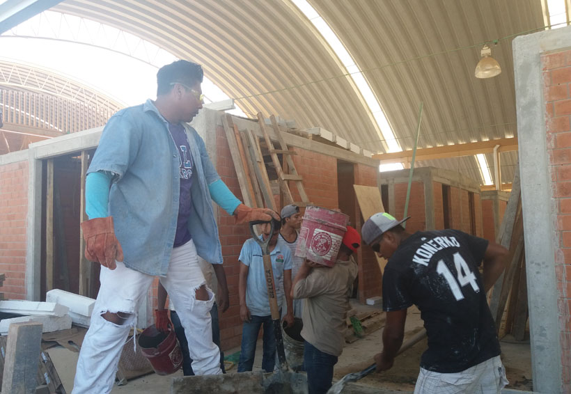 Realizan trabajos para entregar  mercado a locatarios de Zicatela, Oaxaca