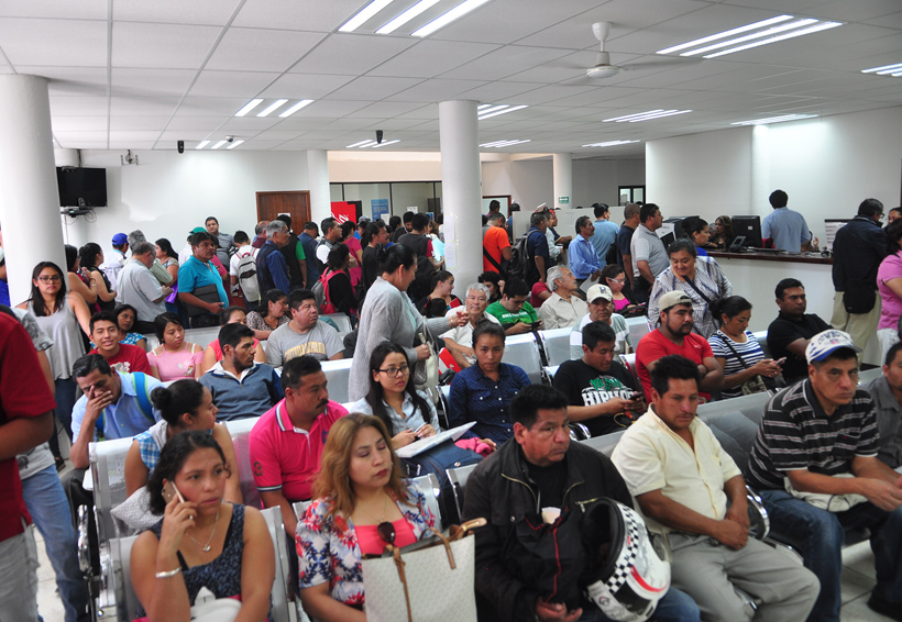 Largas filas para pagar la tenencia en Sevitra | El Imparcial de Oaxaca