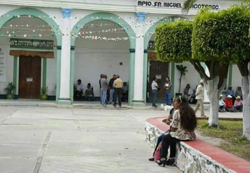 Sigue clausurado el  palacio de San Miguel Tlacotepec, Oaxaca