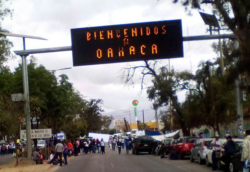 Sindicalistas de Oaxaca dan  bienvenida a los visitantes con bloqueo