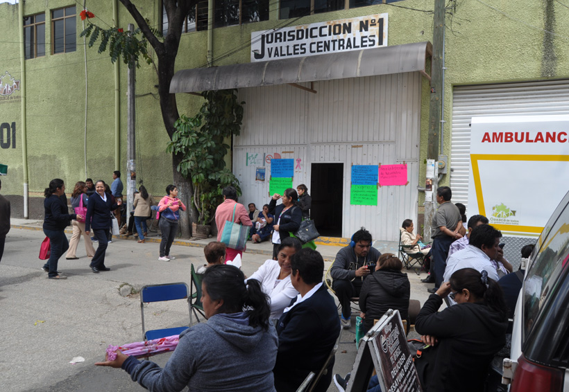 Reclaman trabajadores de Servicios de los Salud de Oaxaca bono de 11 mil | El Imparcial de Oaxaca