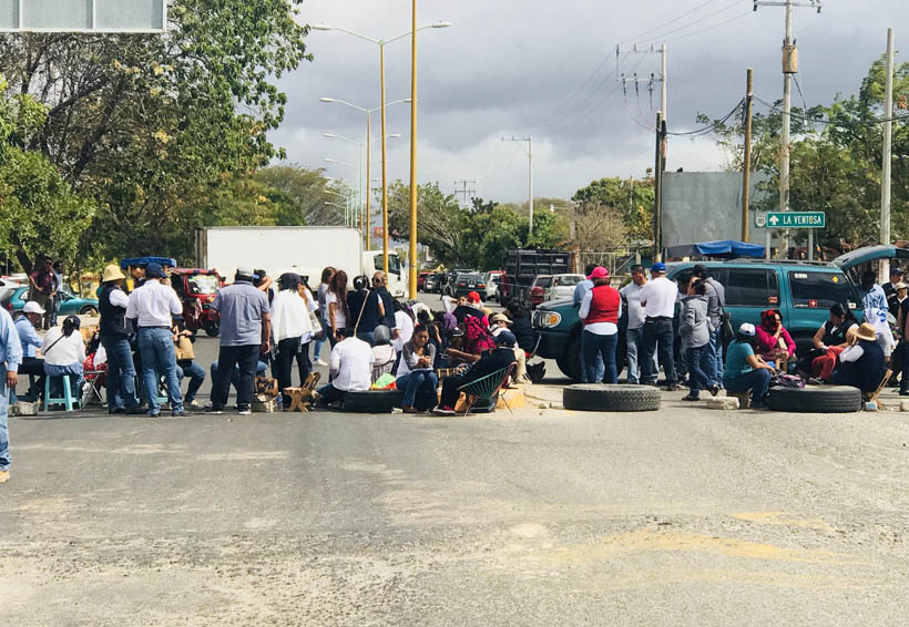 Trabajadores de salud  bloquean carreteras del Istmo de Oaxaca
