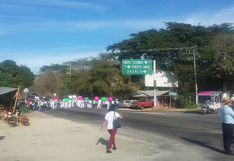 Trabajadores del hospital bloquean crucero de Pochutla, Oaxaca | El Imparcial de Oaxaca