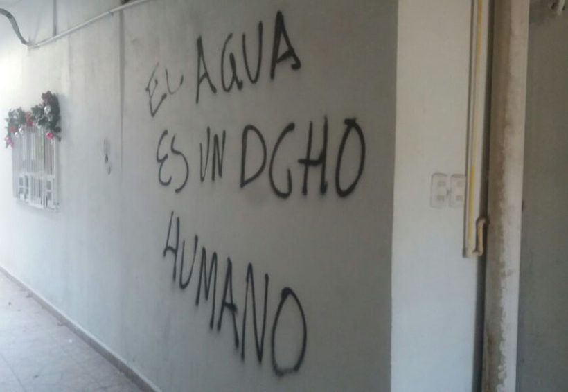 Vecinos de Salina Cruz pintarrajean  paredes del SAP; piden prudencia