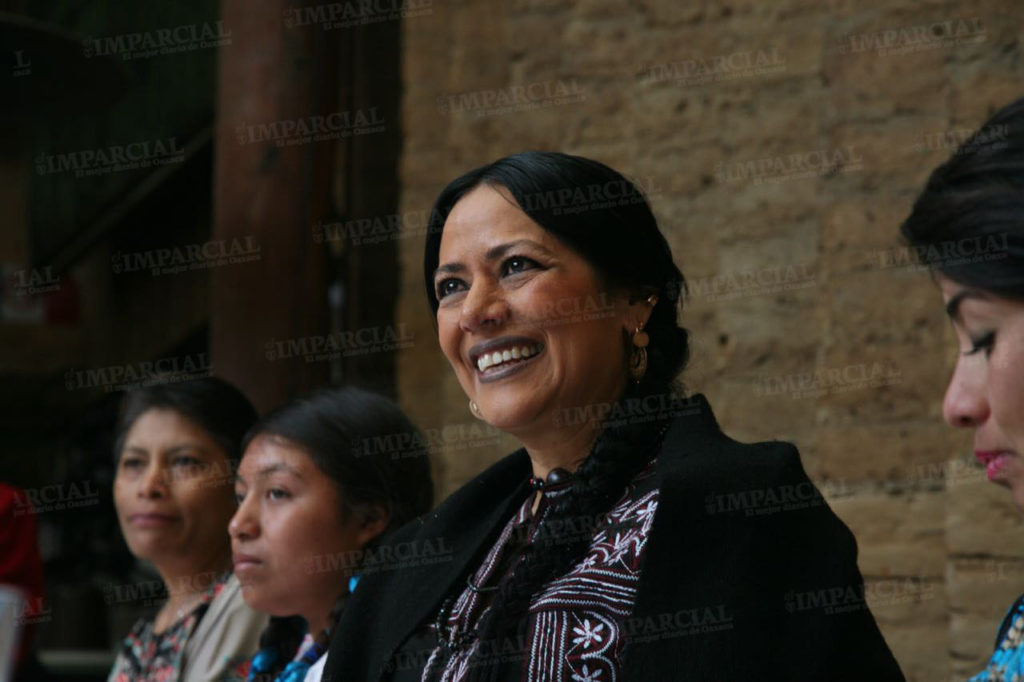 Lila Downs preside campaña de apoyo a mujeres jóvenes de escasos recursos | El Imparcial de Oaxaca