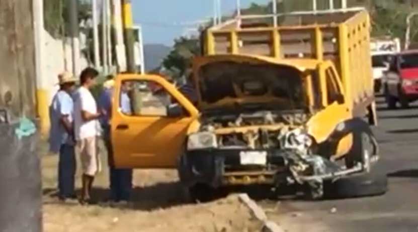 Colisión entre dos autos en el  bulevar de Puerto Escondido, Oaxaca
