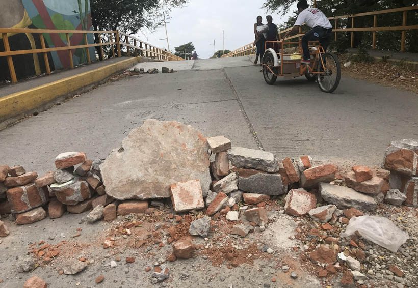 Abren circulación a  motos y mototaxis en puente de Cheguigo, Oaxaca | El Imparcial de Oaxaca