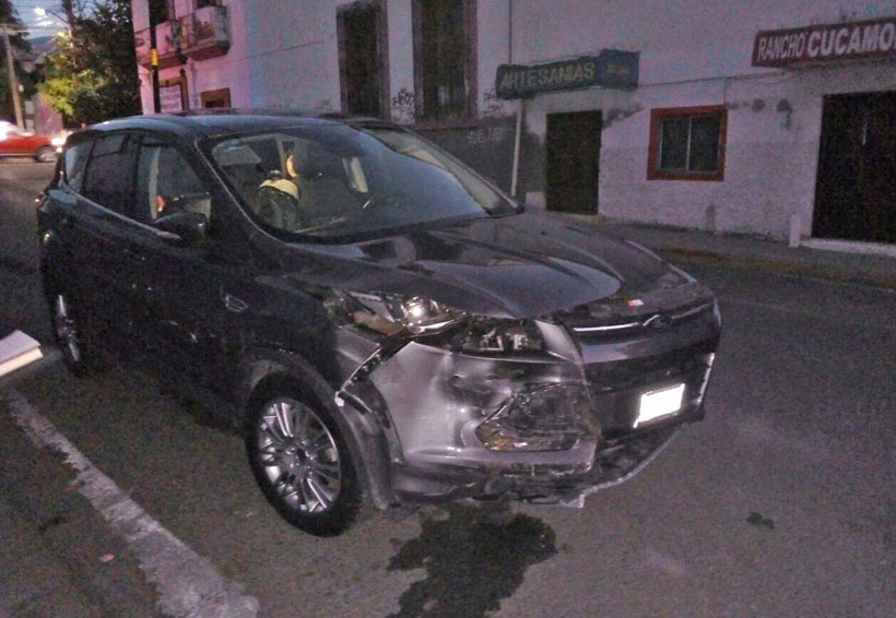 Choque provoca que auto se impacte contra Acreimex en la colonia Reforma