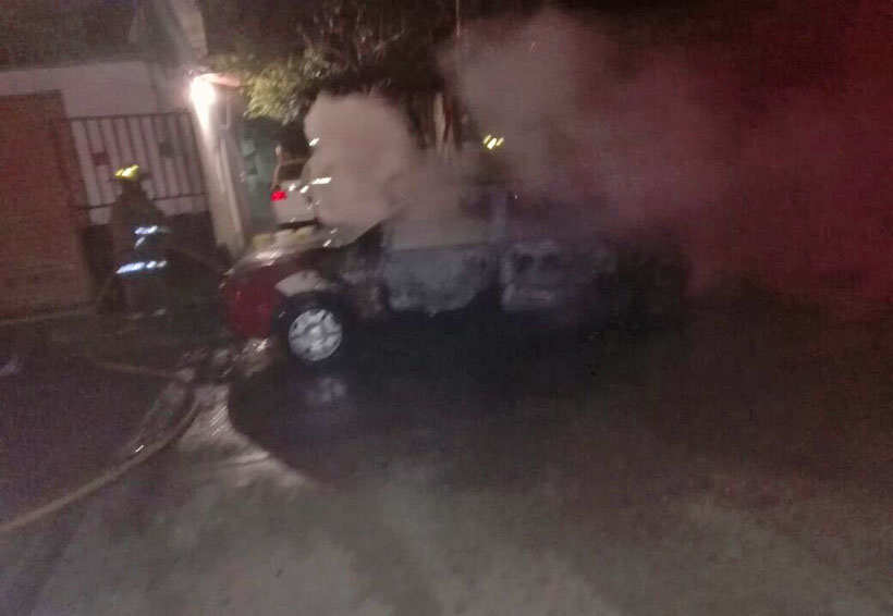 Incendian taxi foráneo en Pueblo Nuevo