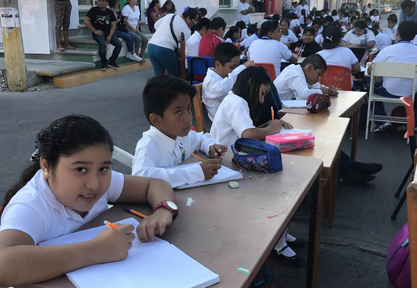 En Juchitán, cambian las calles por salón de clases