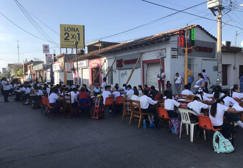 En Juchitán, cambian las calles por salón de clases