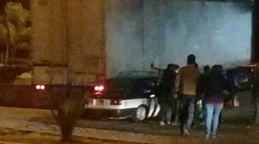Chocan tráiler y taxi en Huajuapan