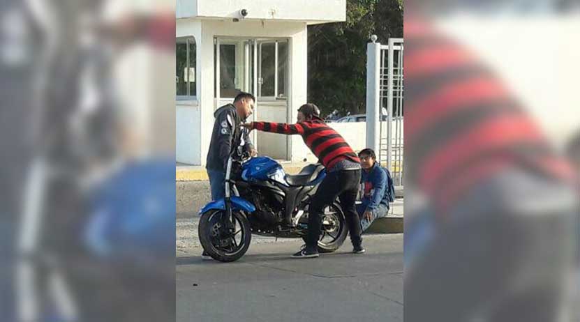 Choca contra una motocicleta al entrar al estacionamiento de la URSE, Oaxaca | El Imparcial de Oaxaca