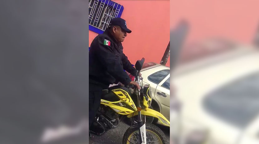 Policía Municipal es exhibido por conducir motocicleta sin casco y sin placas en Oaxaca | El Imparcial de Oaxaca Policía Municipal es exhibido por conducir motocicleta sin casco y sin placas en Oaxaca | El Imparcial de Oaxaca