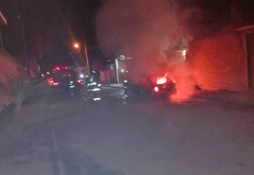 Incendian taxi foráneo en Pueblo Nuevo