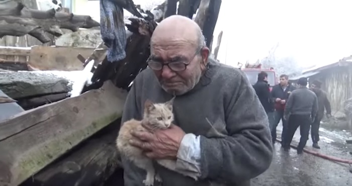 Un anciano abraza a su gato después de que un incendio terminara con su casa | El Imparcial de Oaxaca
