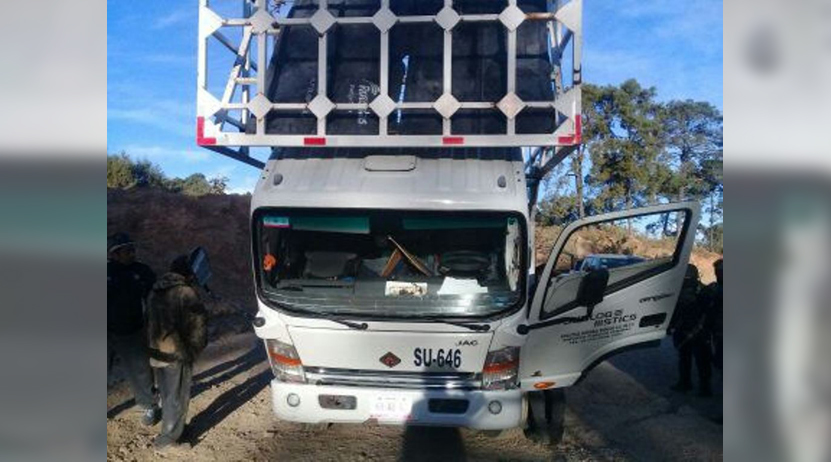 Recobran vehículo que llevaba tinacos en la Mixteca | El Imparcial de Oaxaca