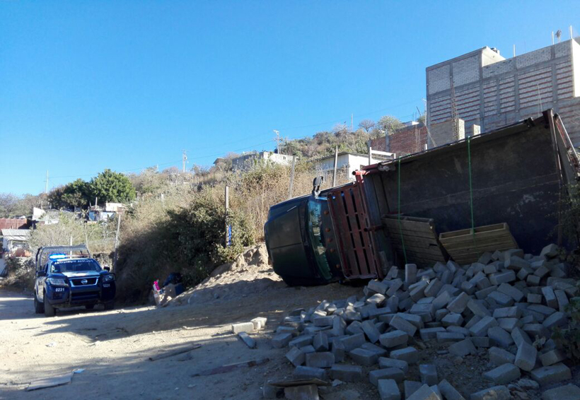 Vuelca camioneta con ladrillos en Santa Cruz Amilpas; sólo daños materiales