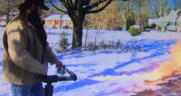 El frío vuelve creativo a un estadounidense: usa un lanzallamas para quitar la nieve de la entrada de su casa | El Imparcial de Oaxaca