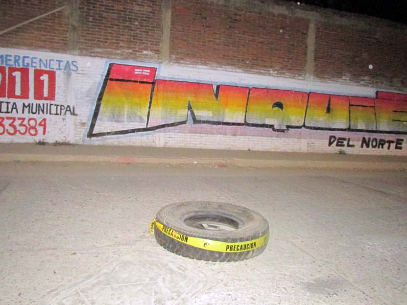 Utilizan llanta como señalamiento en alcantarilla