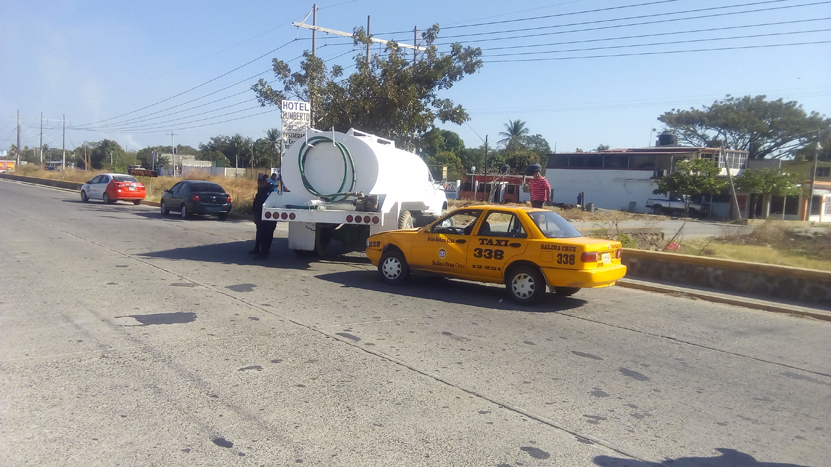 ¡Vaya susto! Pipa se “le cierra” a taxi en Salina Cruz | El Imparcial de Oaxaca