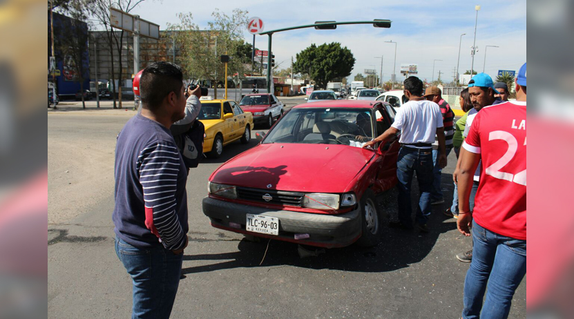 Se pasó el rojo y ocasionó un aparatoso choque en carretera de Oaxaca | El Imparcial de Oaxaca