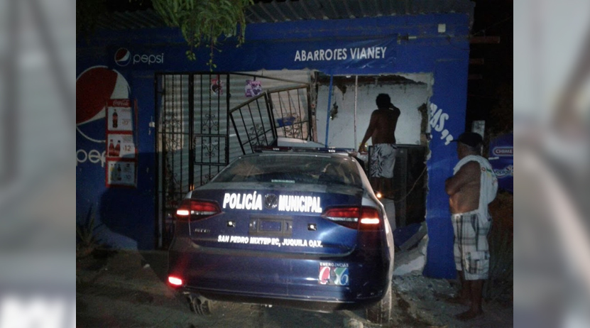 Se queda dormido y choca patrulla contra tienda de abarrotes en Puerto Escondido, Oaxaca | El Imparcial de Oaxaca