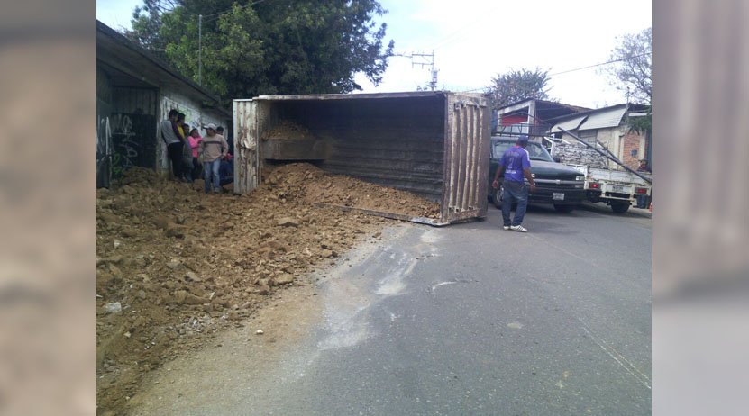 Le fallan los frenos y se impacta contra viviendo en la agencia Donaji, Oaxaca