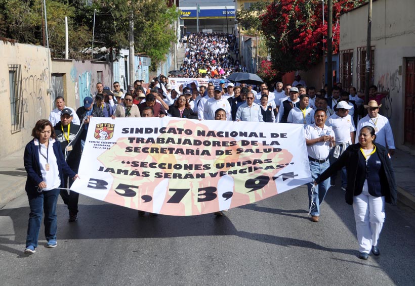 Con marcha, dicen “no” a despidos trabajadores de los SSO