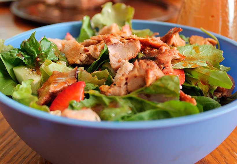 Cinco cosas que nunca debes poner en tu ensalada para adelgazar