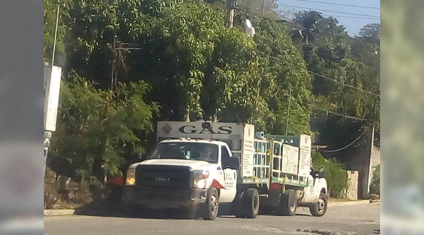 Camioneta repartidora de Gas LP cae a barranco en Salina Cruz, Oaxaca | El Imparcial de Oaxaca