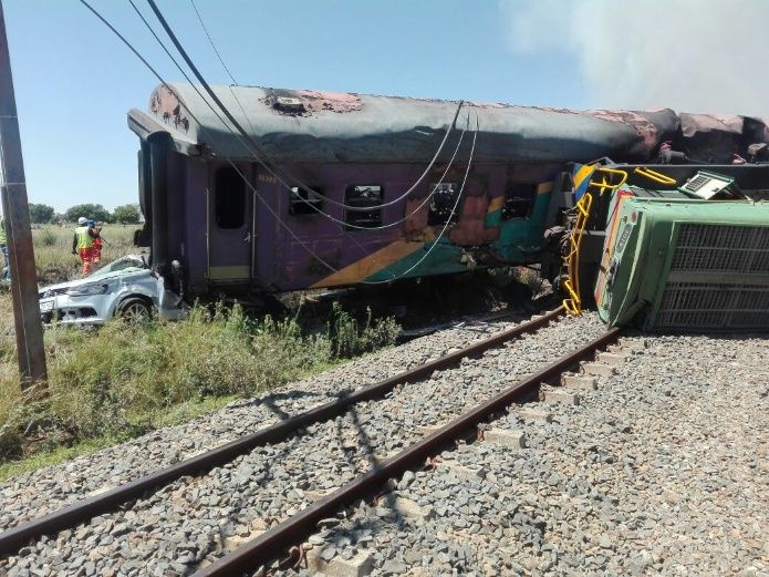 Choca tren en Sudáfrica y deja 14 muertos y 180 heridos