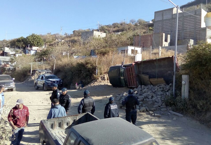Vuelca camioneta con ladrillos en Santa Cruz Amilpas; sólo daños materiales