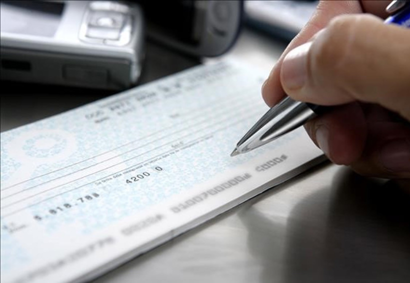 Sujeto intentó cambiar cheques falsos