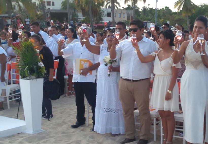 Se casan 75 parejas en Playa Chahué, Huatulco