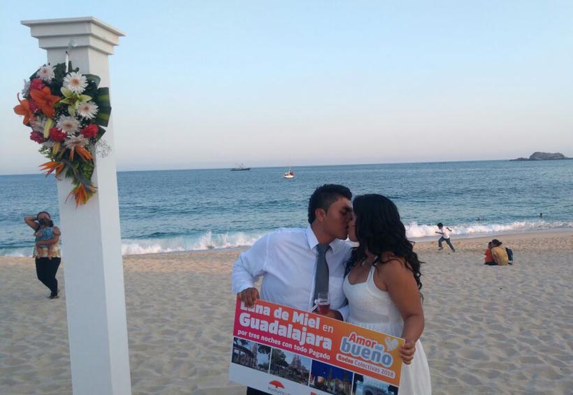 Se casan 75 parejas en Playa Chahué, Huatulco