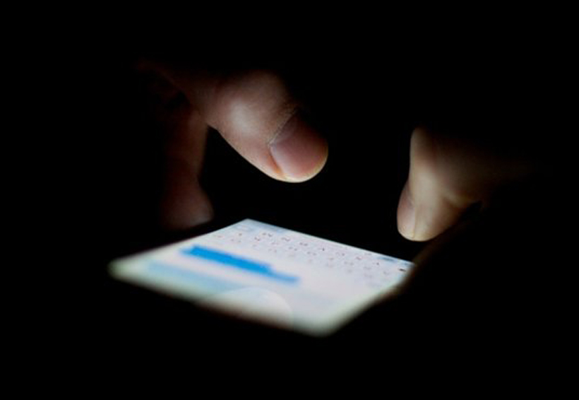 Maestro regaló celular a alumna y la obligaba a mandarle fotos sexuales | El Imparcial de Oaxaca Maestro regaló celular a alumna y la obligaba a mandarle fotos sexuales | El Imparcial de Oaxaca