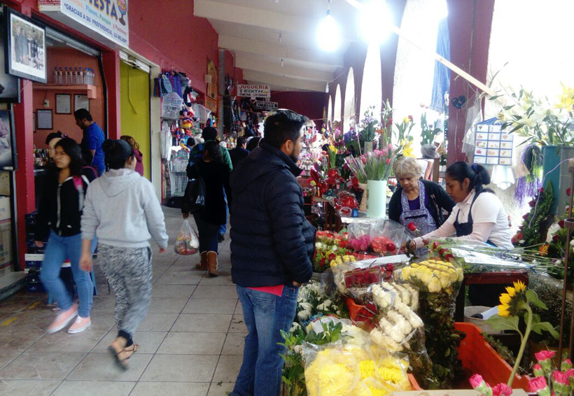 Aprovechan comerciantes de la Mixteca en el  Día del Amor y la Amistad