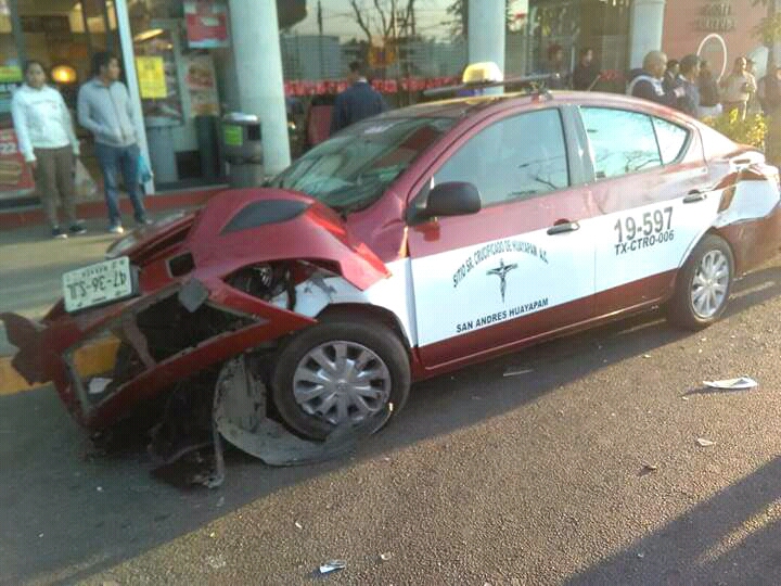 Ebrio provoca destrozos al chocar con taxi en calzada Niños Héroes, Oaxaca
